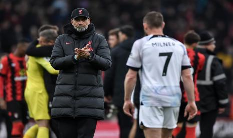 Pelatih Liverpool Juergen Klopp (kiri) memberikan semangat kepada para pemainnya usai kalah melawan Bournemouth di Dean Court, Sabtu (11/3/2023). 