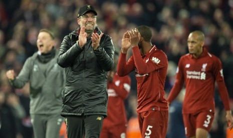 Pelatih Liverpool, Juergen Klopp merayakan kemenangan timnya pada suatu laga Liga Primer Inggris.