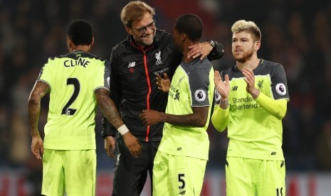 Pelatih Liverpool, Juergen Klopp (tengah) menyalami pemainnya seusai laga Liga Primer lawan Crystal Palace di Selhurst Park, Sabtu (29/10). Liverpool menang 4-2 pada laga ini.