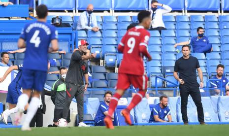 Pelatih Liverpool, Juergen Klopp (Kiri).