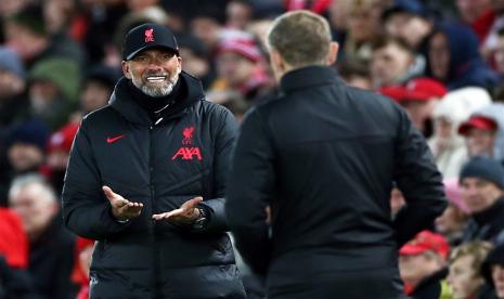 Pelatih Liverpool Jurgen Klopp (kiri) 