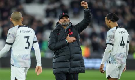 Pelatih Liverpool Jurgen Klopp (tengah) merayakan keberhasilan timnya mengalahkan West Ham United, Kamis (27/4/2023). 