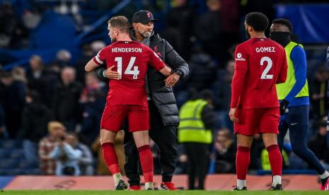 Pelatih Liverpool (tengah) Jurgen Klopp menyemangati para pemainnya setelah ditahan imbang ketika melawan Chelsea, Rabu (5/4/2023). Terjadi pertengkaran antara dua penggawa the Reds, Jordan Henderson dan Alisson Becker.  