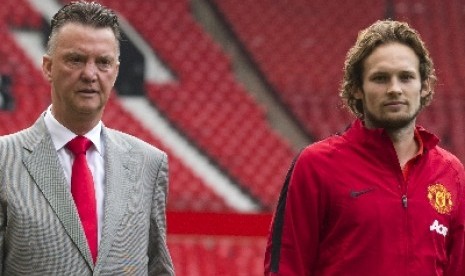 Pelatih Louis van Gaal bersama Daley Blind.