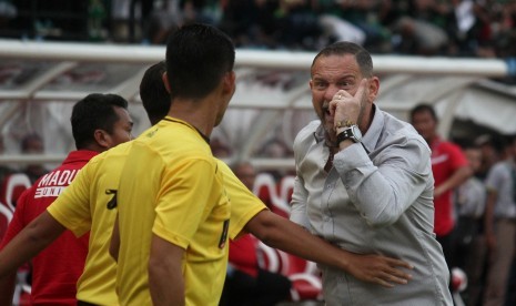 Pelatih Madura United Dejan Antonic (kanan) memprotes hakim garis saat pertandingan semifinal Piala Presiden 2019 leg pertama antara Persebaya Surabaya melawan Madura United di Stadion Gelora Bung Tomo, Surabaya, Jawa Timur, Rabu (3/4/2019).