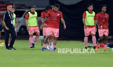 Pelatih Madura United Fabio Araujo Lefundes (kiri) bersama sejumlah pemainnya bersiap di lapangan.