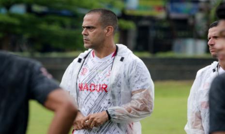 Pelatih Madura United Antisipasi Kelelahan Pemain Hadapi Jadwal Padat. Pelatih Madura United FC Fabio Lefundes.