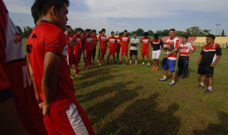 Pelatih Madura United FC (MUFC)  Gomes De Oliviera (ketiga kanan) memberikan pengarahan saat latihan di Stadion A. Yani, Sumenep, Jatim, Jumat (19/2)