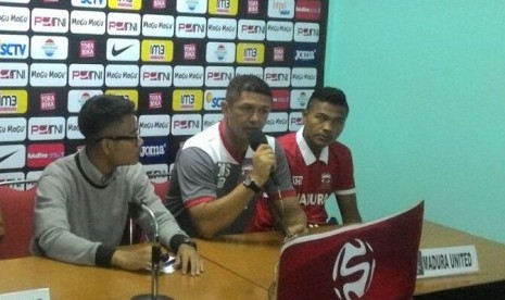 Pelatih Madura United Gomes De Oliveira (tengah).