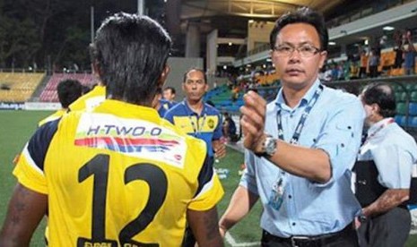 Pelatih Malaysia, Ong Kim Swee (kanan)