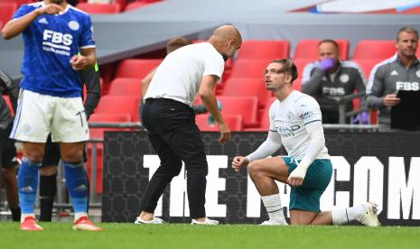 Pelatih Manchester City Josep Guardiola (kiri) memberikan arahan kepada pemain anyarnya, Jack Grealish, pada laga Community Shield 2021 melawan Leicester City, Ahad (8/8).