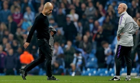 Pelatih Manchester City Pep Guardiola berjalan gontai setelah timnya tersingkir dari Liga Champions.