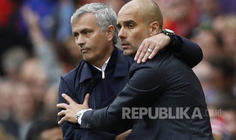 Pelatih Manchester City Pep Guardiola dan pelatih Manchester United Jose Mourinho berpeluka usai derby Manchester di Stadion Old Traford.