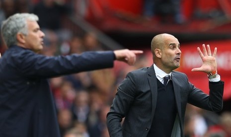 Pelatih Manchester City Pep Guardiola dan pelatih Manchester United Jose Mourinho.