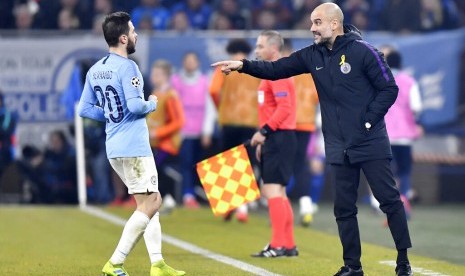 Pelatih Manchester City Pep Guardiola (kanan).