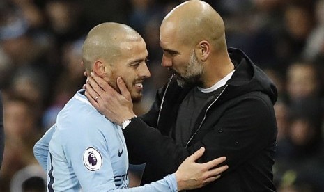 Pelatih Manchester City Pep Guardiola (kanan) berbicara dengan David Silva pada laga melawan West Bromwic Albion, Kamis (1/2) dini hari WIB.