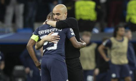 Pelatih Manchester City Pep Guardiola (kanan) memeluk gelandang Fernandinho.