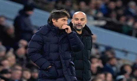 Pelatih Manchester City, Pep Guardiola (kanan) terlihat berbincang dengan pelatih Tottenham Hotspur, Antonio Conte. Pep Guardiola, mengakui adanya tekanan tersendiri untuk bisa membungkam Tottenham Hotspur pada salah satu laga tunda Liga Primer Inggris, Jumat (20/1/2023) dini hari WIB. 