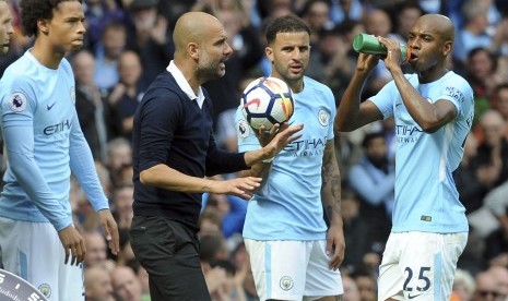 Pelatih Manchester City, Pep Guardiola (kedua kanan) memberikan instruksi kepada pemainnya pada laga Liga Primer Inggris lawan Liverpool.