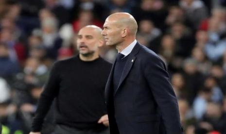 Pelatih Manchester City Pep Guardiola (kiri) dan pelatih Real Madrid Zinedine Zidane akan kembali beradu taktik pada leg kedua babak 16 besar Liga Champions di Stadion Etihad, Sabtu (8/8) dini hari WIB.