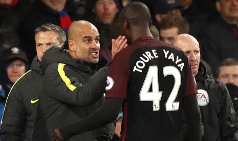 Pelatih Manchester City, Pep Guardiola (kiri) memberikan instruksi kepada Yaya Toure pada laga Liga Primer lawan Crystal Palace di Selhurst Park, Sabtu (19/11). City menang 2-1 pada laga ini.