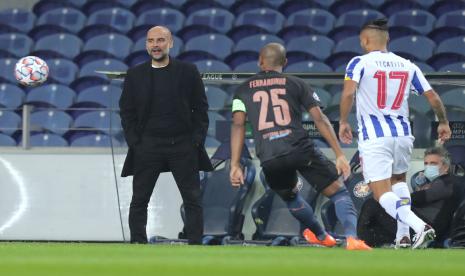 Pelatih Manchester City Pep Guardiola (kiri) mengawasi pertandingan antara timnya dan FC Porto di Stadion Dragao, Porto, Portugal, Rabu (2/12) dini hari WIB. 