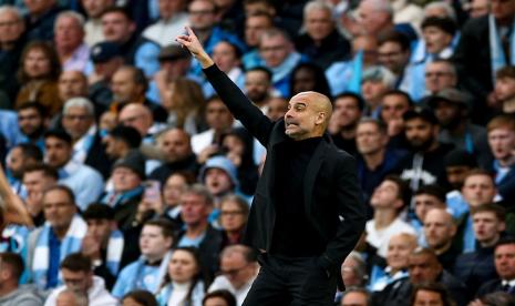 Pelatih Manchester City Pep Guardiola memberikan instruksi dalam laga semifinal leg kedua kontra Real Madrid di Stadion Etihad, Kamis (18/5/2023) dini hari WIB. City mengalahkan Real Madrid 4-0.