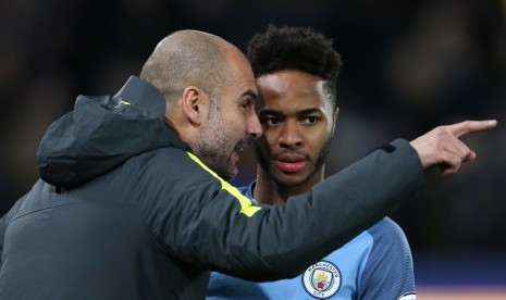 Pelatih Manchester City, Pep Guardiola memberikan instruksi kepada Raheem Sterling pada laga Liga Primer lawan Hull City di stadion Etihad, Senin (26/12). City menang 3-0.