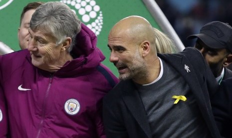 Pelatih Manchester City Pep Guardiola mengenakan pita kuning pada laga final Piala Liga Inggris.