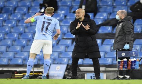 Pelatih Manchester City Pep Guardiola (tengah) memberikan instruksi kepada Kevin De Bruyne dalam pertandingan leg pertama perempat final Liga Champions kontra Borussia Dortmund.