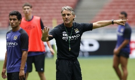 Pelatih Manchester City, Roberto Mancini, saat latihan bersama skuatnya.