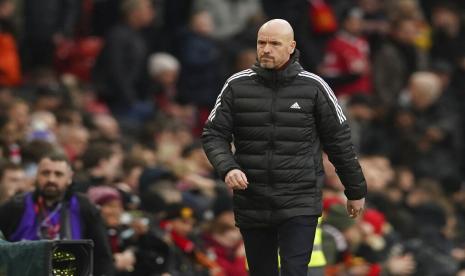  Pelatih Manchester United Erik ten Hag berjalan di lapangan sebelum pertandingan sepak bola Liga Premier Inggris antara Manchester United dan Manchester City di Old Trafford di Manchester, Inggris, Sabtu (14/1/2023).