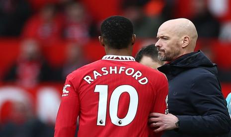 Pelatih Manchester United Erik ten Hag (kanan) bersama Marcus Rashford (ilustarsi). Rashford bisa jadi opsi Ten Hag untuk bermain di sayap kanan.