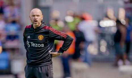  Pelatih Manchester United Erik ten Hag memberi isyarat saat pertandingan persahabatan antara Atletico Madrid dan Manchester United di stadion Ullevaal, di Oslo, Sabtu, 30 Juli 2022.