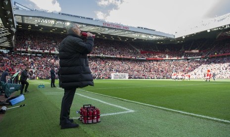 Pelatih Manchester United, Jose Mourinho berdiri di pinggir lapangan Stadion Old Trafford. 