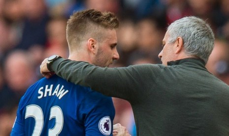 Pelatih Manchester United, Jose Mourinho (kanan) dan Luke Shaw.