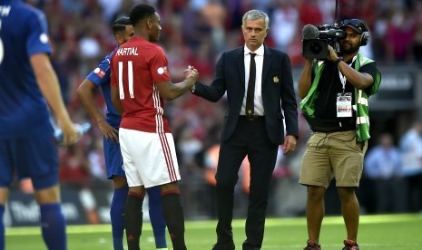 Pelatih Manchester United, Jose Mourinho (kanan) dan striker Martial.