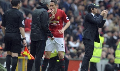 Pelatih Manchester United , Jose Mourinho (kedua kiri) memberikan instruksi kepada Ander Herrera pada laga Liga Primer lawan Chelsea di Old Trafford, Ahad (16/4). United menang 2-0.