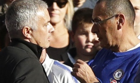 Pelatih Manchester United Jose Mourinho (kiri) berbincang dengan pelatih Chelsea, Maurizio Sarri seusai laga kedua tim di Stamford Bridge, Sabtu (20/10).