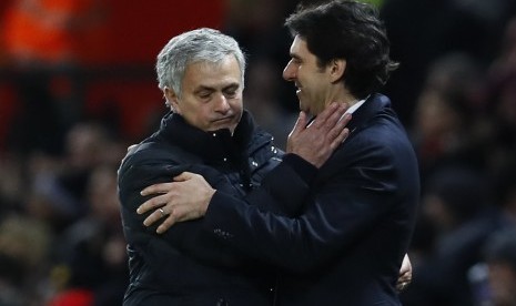 Pelatih Manchester United, Jose Mourinho (kiri) bersalaman dengan pelatih Middlesbrough, Aitor Karanka seusai laga Liga Primer di Old Trafford, Sabtu (31/12). Laga berakhir kemanangan untuk United, 2-1.