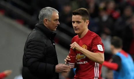 Pelatih Manchester United, Jose Mourinho (kiri) dan Ander Herrera.