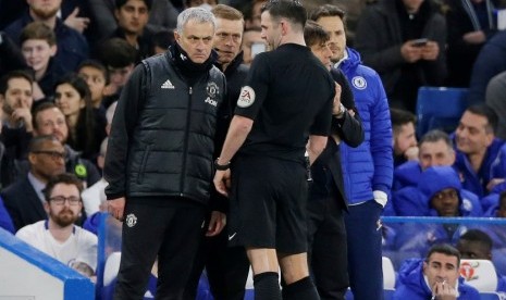 Pelatih Manchester United Jose Mourinho (kiri) dan pelatih Chelsea Antonio Conte (kanan) saat bertemu di Piala FA 