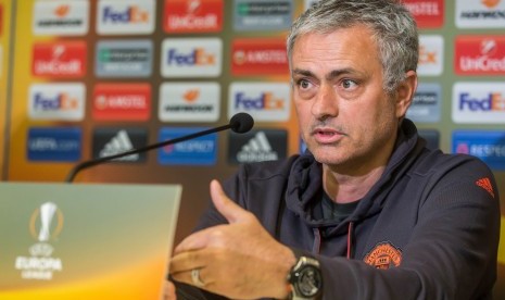 Pelatih Manchester United, Jose Mourinho memberikan keterangan pers jelang leg pertama perempat final Liga Europa lawan Anderlecht, Rabu (12/4). Laga akan berlangsung dini hari nanti.