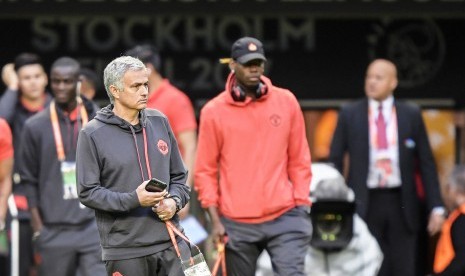 Pelatih Manchester United, Jose Mourinho memimpin tim menginspeksi Friends Arena pada Selasa (23/5). United akan melawan Ajax Amsterdam pada laga final Liga Europa, Kamis (25/5) dini hari WIB.