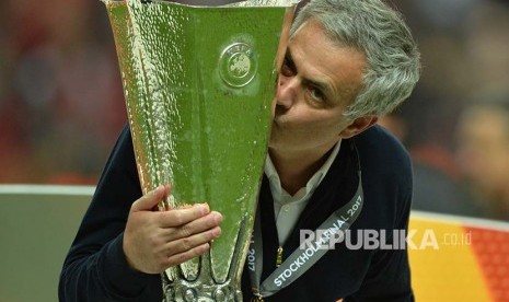 Pelatih Manchester United Jose Mourinho mencium trofi Europa League pada acara penganugerahan trofi bagi Juara di Stockholm, Swedia, Kamis (25/5) dini hari.