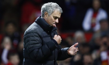 Pelatih Manchester United, Jose Mourinho merayakan kemenangan 2-1 atas Middlesbrough pada laga Liga Primer di Old Trafford, Sabtu (31/12).