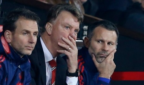 Pelatih Manchester United Louis Van Gaal (tengah) bersama asistennya.