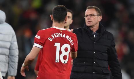 Pelatih Manchester United (MU) Ralf Rangnick (kanan) menyalami pemainnya Bruno Fernandes usai laga kontra Chelsea di Old Trafford, Jumat (29/4/2022) dini hari WIB.