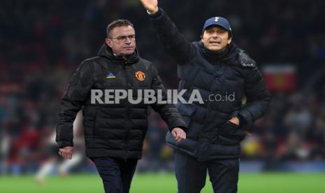 Pelatih Manchester United (MU) Ralf Rangnick (kiri) akan beradu strategi dengan pelatih Tottenham Hotspur Antonio Conte dalam pertandingan kedua tim di Liga Primer Inggris, Ahad (13/3/2022) dini hari WIB.