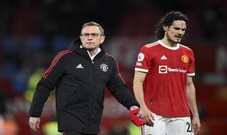 Pelatih Manchester United (MU) Ralf Rangnick (kiri) bersama penyerangnya Edinson Cavani seusai pertandingan Liga Primer Inggris melawan Burnley di Old Trafford, beberapa waktu lalu.